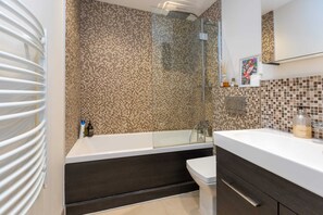 شقة بتجهيزات أساسية - سرير ملكي | حمام | مناشف، صابون، شامبو، ورق حمّام