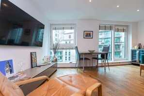 شقة بتجهيزات أساسية - سرير ملكي | منطقة المعيشة | تلفزيون