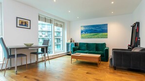 Living area - Stylish 1BD High Rise Flat - Vauxhall (London)