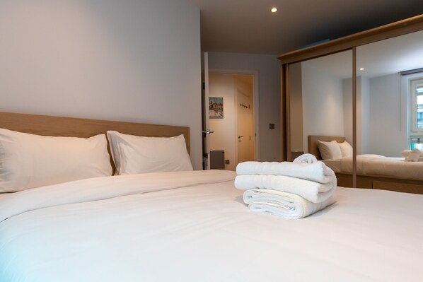 شقة بتجهيزات أساسية - سرير ملكي | 1 غرفة نوم ومساحة عمل للكمبيوتر المحمول ومكواة/لوح كي وملاءات أسرّة