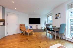 شقة بتجهيزات أساسية - سرير ملكي | تناول الطعام