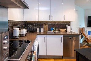 شقة بتجهيزات أساسية - سرير ملكي | مطبخ خاص | ثلاجة، فرن، موقد طهي مسطح، غسالة أطباق