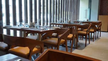 供應早餐、午餐及晚餐