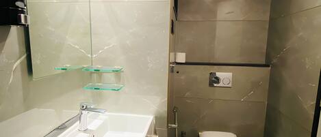 Un bagno moderno con mobile lavabo, lavandino, specchio e water.