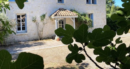 GĂźte grande capacitĂ© avec piscine La ChĂȘnaie Ă Castella