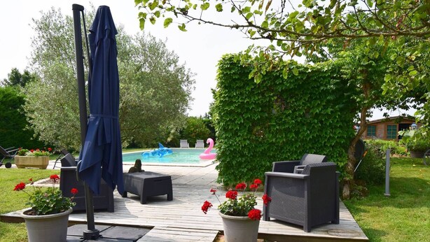 A backyard with a pool, outdoor furniture, and potted plants. - Gîte l'Ostalet de Sarron avec piscine, Brax - Lot et Garonne (BRAX)