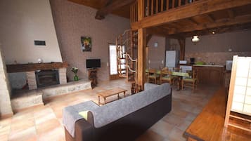 Televisión y chimenea