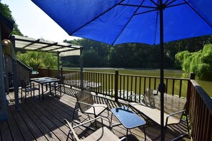 Outdoor dining - Gîte chalet insolite avec piscine et lac pêche - proche des Landes (SOS)