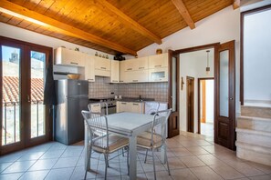 Kühlschrank, Ofen, Kochgeschirr/Geschirr/Besteck, Esstisch