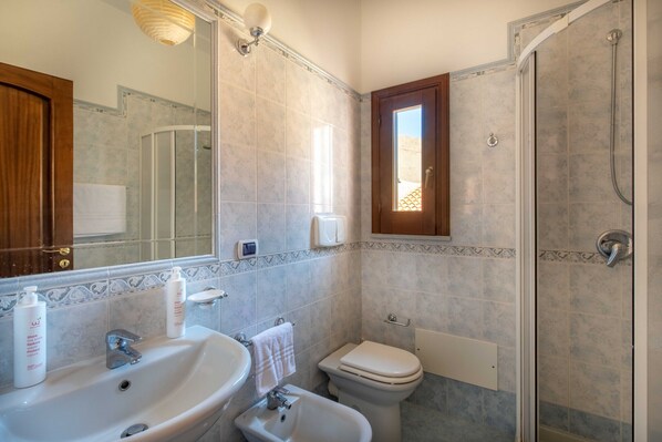 Ein Badezimmer mit Waschbecken, Toilette und Dusche.