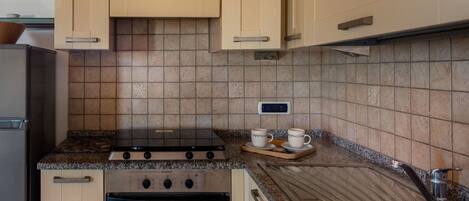 Kühlschrank, Ofen, Kochgeschirr/Geschirr/Besteck, Esstisch