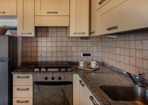 Kühlschrank, Ofen, Kochgeschirr/Geschirr/Besteck, Esstisch