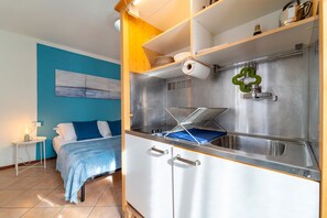 1 habitación, tabla de planchar con plancha, wifi gratis y ropa de cama