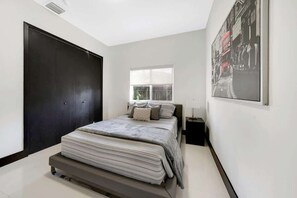 5 bedrooms, iron/ironing board, travel cot, free WiFi - Luxury home w/ pool by Dream Vacation (Miami)
