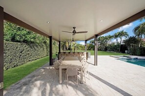 Outdoor dining - Luxury home w/ pool by Dream Vacation (Miami)