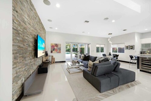 Luxury home w/ pool by Dream Vacation