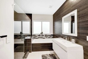 Shower, hair dryer, shampoo - Luxury home w/ pool by Dream Vacation (Miami)