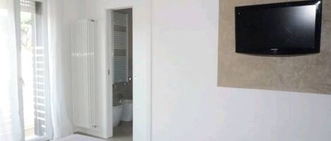 3 bedrooms, desk, iron/ironing board, WiFi