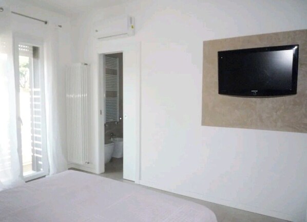 3 bedrooms, desk, iron/ironing board, WiFi