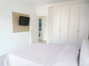 3 bedrooms, desk, iron/ironing board, WiFi