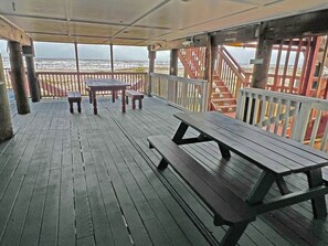 Outdoor dining - H2O Psycho - Beachfront - Island Realty (Grand Isle)