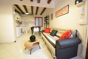Basic Apartment | Living area | 28-inch flat-screen TV with digital channels, TV - Carlo's Studio  (Venice)