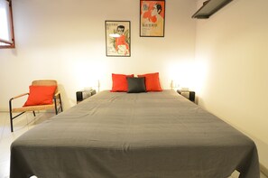 Basic Apartment | Premium bedding, down comforters, iron/ironing board, free WiFi - Carlo's Studio  (Venice)