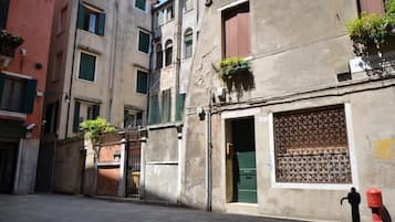 Vista frontal de la propiedad