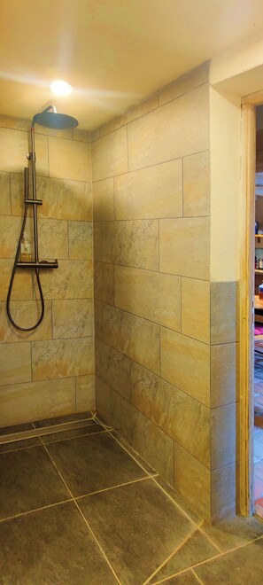 Regadera, amenidades de baño ecológicas, secadora de cabello, bidet