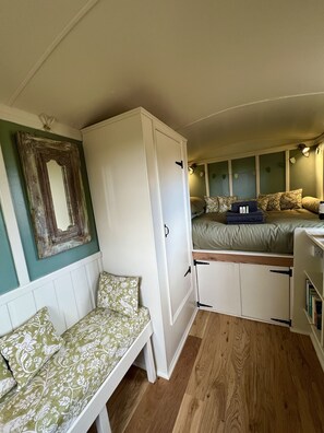 1 bedroom, bed sheets
