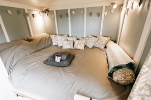 1 多间卧室、床单