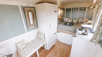 1 bedroom, bed sheets