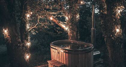 Silverlock’s Hide - Off grid romantic hideaway with private wood fired hot tub