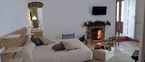 Phòng Deluxe | Minibar, két bảo mật tại phòng, bàn