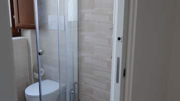 Chambre | Salle de bain | Articles de toilette gratuits, sĂšche-cheveux, peignoirs, chaussons
