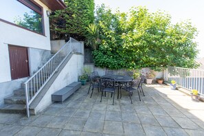 Outdoor dining - Beautiful family home with fantastic views over the Menai straits (Y Felinheli)