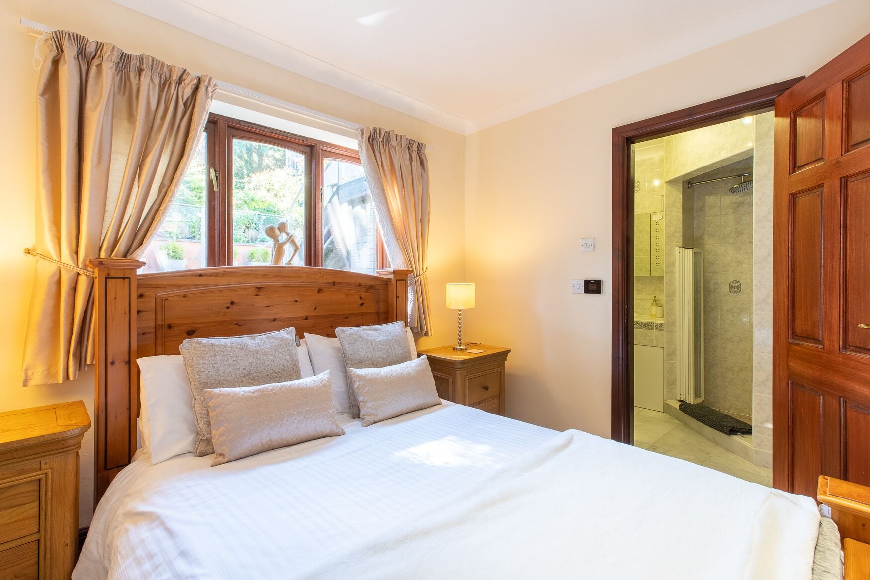 4 dormitorios, tabla de planchar con plancha, cuna de viaje