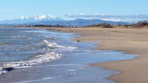 A beach with a clear view of snow-capped mountains in the distance. - Medieval house - next to Château (Durban-Corbières)
