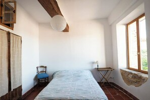 2 habitaciones, escritorio y tabla de planchar con plancha