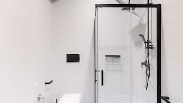 Camera Comfort | Bagno | Doccia, soffione a pioggia, bidet, asciugamani