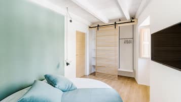 Comfort kamer | Een minibar, individueel gemeubileerd, een bureau, geluiddichte muren