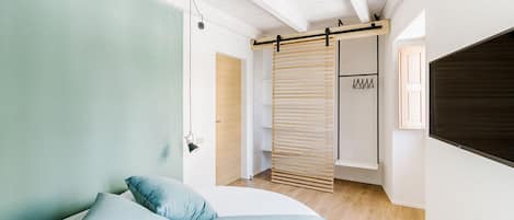 Minibar, muebles diferentes, escritorio y sistema de insonorización