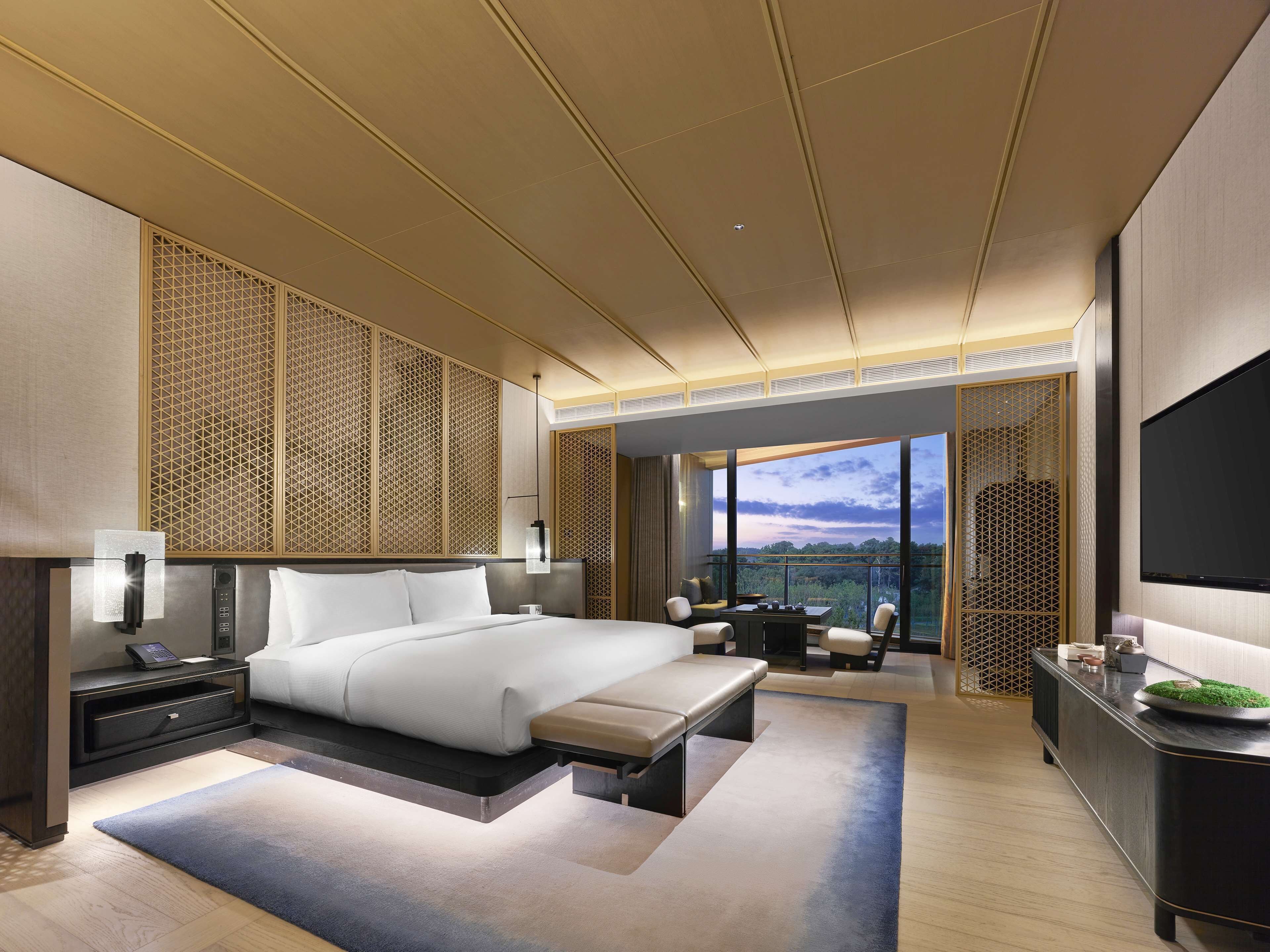 总统套房, 1 张特大床 | 迷你吧、客房内保险箱、办公桌、遮光窗帘