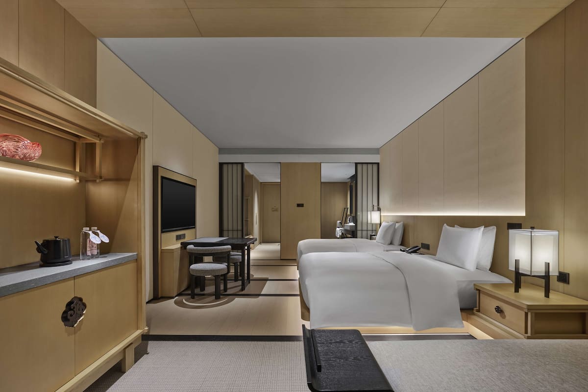 Basic Room, 2 Twin Beds | 1 bedroom, minibar, in-room safe, desk