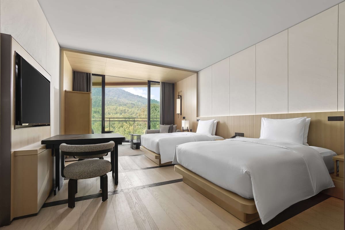 Deluxe Room, 2 Twin Beds | 1 bedroom, minibar, in-room safe, desk