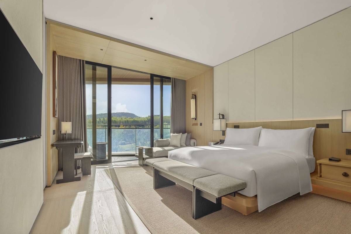 Premium Suite, 1 King Bed | 1 bedroom, minibar, in-room safe, desk