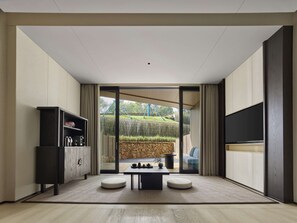 Minibar, värdeförvaringsskåp på rummet och skrivbord