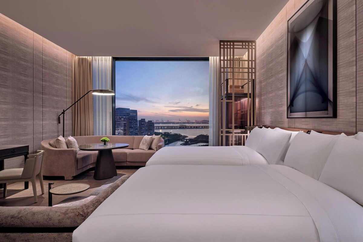 Premium bedding, minibar, in-room safe, desk