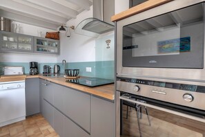 Een koelkast, een microgolfoven, een oven, een vaatwasser