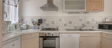 Réfrigérateur, micro-ondes, four, lave-vaisselle